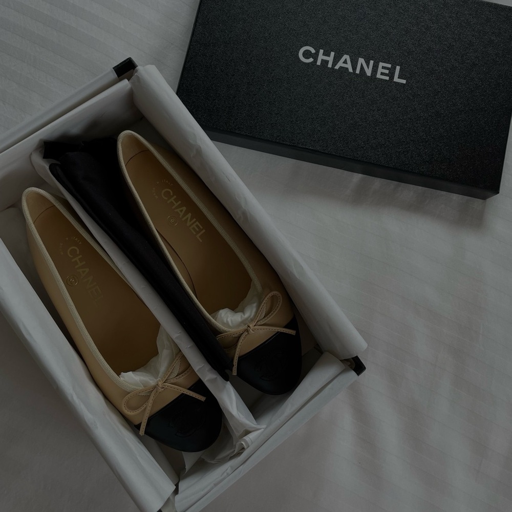 CHANEL LAMBSKIN BEIGE & BLACK BALLET FLATS